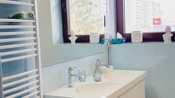 Hårtork, handdukar, tvål och toalettpapper