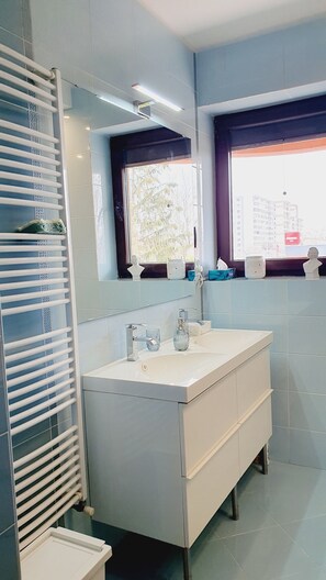 Hair dryer, towels, soap, toilet paper - Johanna House -Zen apartment. Relaxing and enjoying garden view (București)