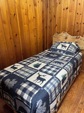 3 bedrooms, WiFi, bed sheets - Snow his here sled from your door Cozy 3 bedroom cottage in town-pet friendly! (Vanderbilt)