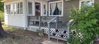 Snow his here sled from your door Cozy 3 bedroom cottage in town-pet friendly!
