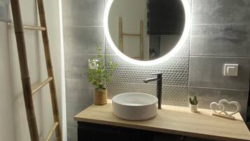 Een bubbelbad, een haardroger, handdoeken, zeep