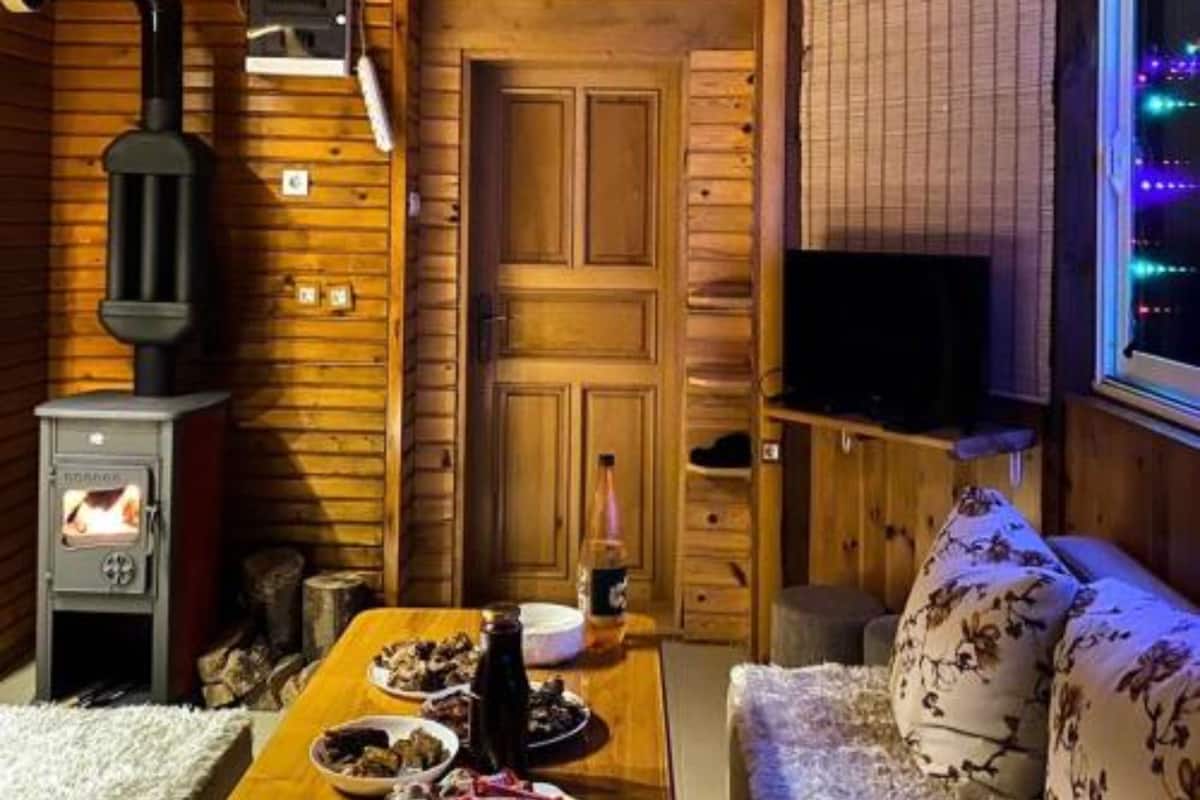 Huoneisto (Two Bedroom Apartment) | Olohuone | 32–tuumainen taulutelevisio, jossa digitaalikanavat