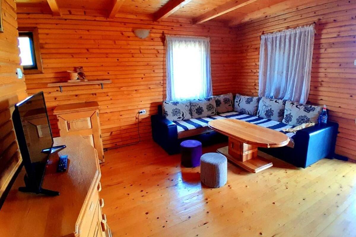 Huoneisto (Eco Village Coric - Studio Apartment) | Olohuone | 32–tuumainen taulutelevisio, jossa digitaalikanavat