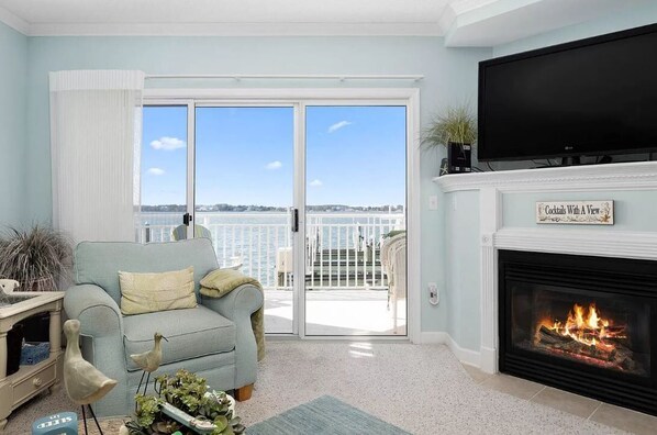 Smart TV, fireplace - The Pelican of Bahia Vista discover your coastal sanctuary with direct bay views (Ocean City)