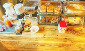 Se ofrece un desayuno bufé todos los días (por un coste adicional)