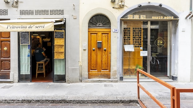 Vista de la calle con un restaurante llamado "I'tritrovino de' servi" y otro llamado "GUSTO MOVE".
