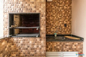 Full-size fridge, microwave, blender, cookware/dishes/utensils - Luxuosa Casa com Piscina (Praia Grande)