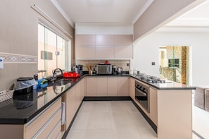Full-size fridge, microwave, blender, cookware/dishes/utensils - Luxuosa Casa com Piscina (Praia Grande)