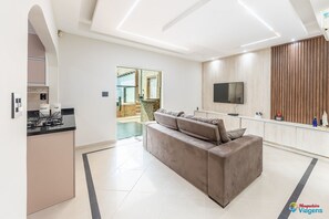 Full-size fridge, microwave, blender, cookware/dishes/utensils - Luxuosa Casa com Piscina (Praia Grande)