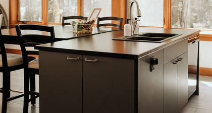 Lakeside Haven (Your Cottage Retreat)