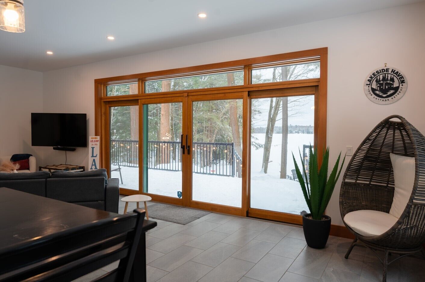 Smart-TV, Kamin, Bücher