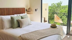 1 makuuhuone, tallelokero huoneessa, työpöytä, silitysrauta/-lauta