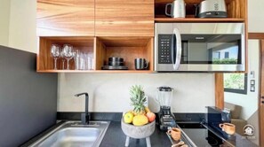 Mikrowelle, Wasserkocher mit Kaffee-/Teezubehör, Wasserkocher, Toaster