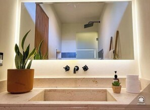 Hiustenkuivaaja, pyyhkeet, saippua, sampoo