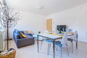 TV - Holiday flat with air conditioning (Pula)
