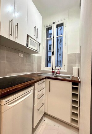 Kühlschrank, Mikrowelle, Herdplatte, Wasserkocher mit Kaffee-/Teezubehör