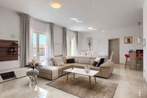 TV, fireplace - Villa with pool, air conditioning, gym and parking (Vodnjan)