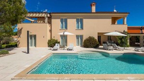 A modern two-story house with a swimming pool, outdoor seating, and a well-maintained garden. - Villa with pool, air conditioning, gym and parking (Vodnjan)