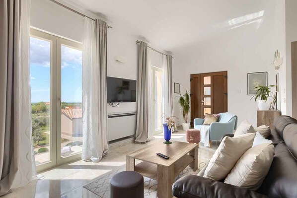 TV, fireplace - Villa with pool, air conditioning, gym and parking (Vodnjan)