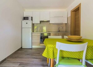 Fridge, microwave, oven, stovetop - Holiday flat with air conditioning (Pula)