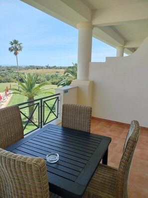 Outdoor dining - Secrets of the Algarve (Moncarapacho)