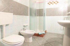 Douche, sèche-cheveux, bidet, serviettes fournies