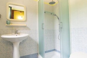 Dusche, Haartrockner, Bidet, Handtücher