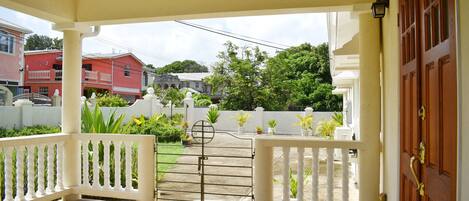 المنطقة المحيطة بالمنشأة