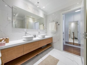 Apartment (One Bedroom Apartment with Balcony) | Badezimmer | Dusche, Handtücher