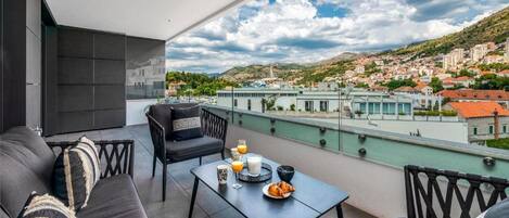 公寓 (One Bedroom Apartment with Balcony) | 阳台