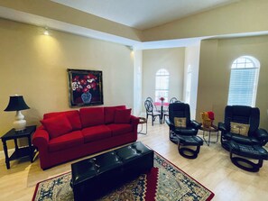 Smart TV - Top Corner Unit-Sleeps 4-European Village-Shops, Food & Bars-5 Minutes to Beach! (Palm Coast)