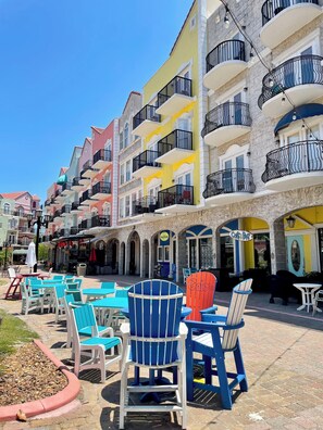 Outdoor dining - Top Corner Unit-Sleeps 4-European Village-Shops, Food & Bars-5 Minutes to Beach! (Palm Coast)