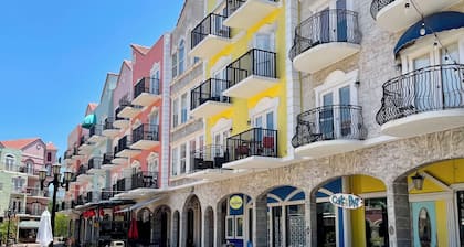 Top Corner Unit-Sleeps 4-European Village-Shops, Food & Bars-5 Minutes to Beach!