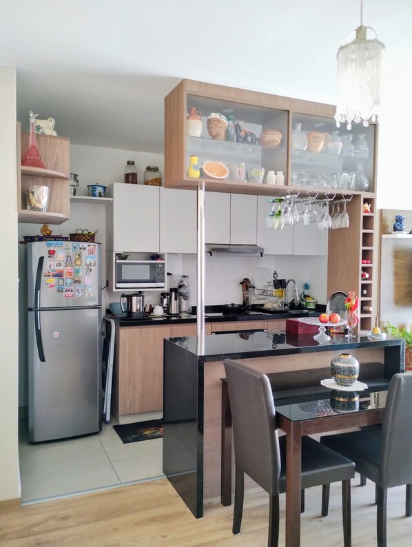 Réfrigérateur, micro-ondes, cafetière/bouilloire, bouilloire électrique