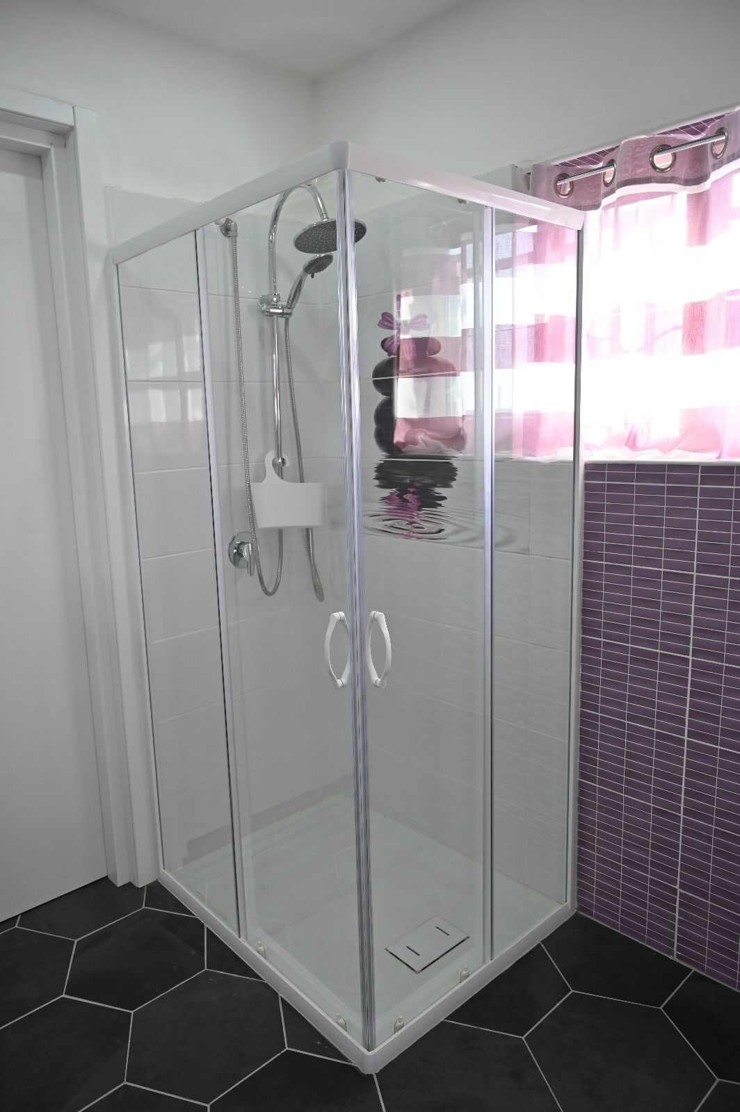 Douche, sèche-cheveux, bidet, serviettes fournies