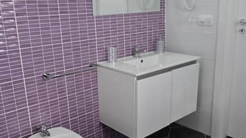 Shower, hair dryer, bidet, towels