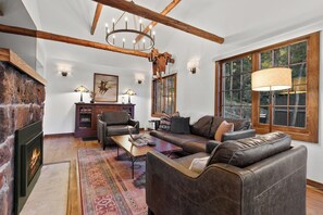 Smart TV, books - Discover Serenity: The Ultimate Experience at Retreat at Rockies Ranch (Cascade-Chipita Park)