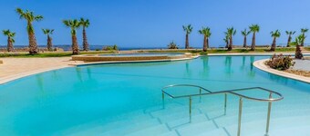 Fort villa retreat: Jacuzzi, pools, 2 min to ferry