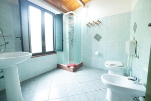 Doccia, asciugacapelli, bidet, asciugamani