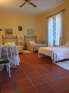 Comfort Triple Room, Patio, Garden View | Individually decorated, individually furnished, free WiFi, bed sheets - HOTEL RURAL EL VAQUERIL (Brozas)