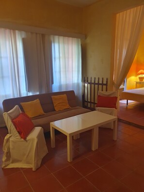 Junior Suite, Patio, Garden View | Living area | 28-inch flat-screen TV with digital channels - HOTEL RURAL EL VAQUERIL (Brozas)