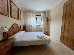 3 chambres, fer et planche à repasser, Wi-Fi gratuit, draps fournis