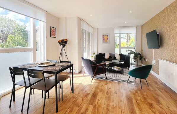 Dining - Shoreditch 2 bed/2 bath bright apartment (London)