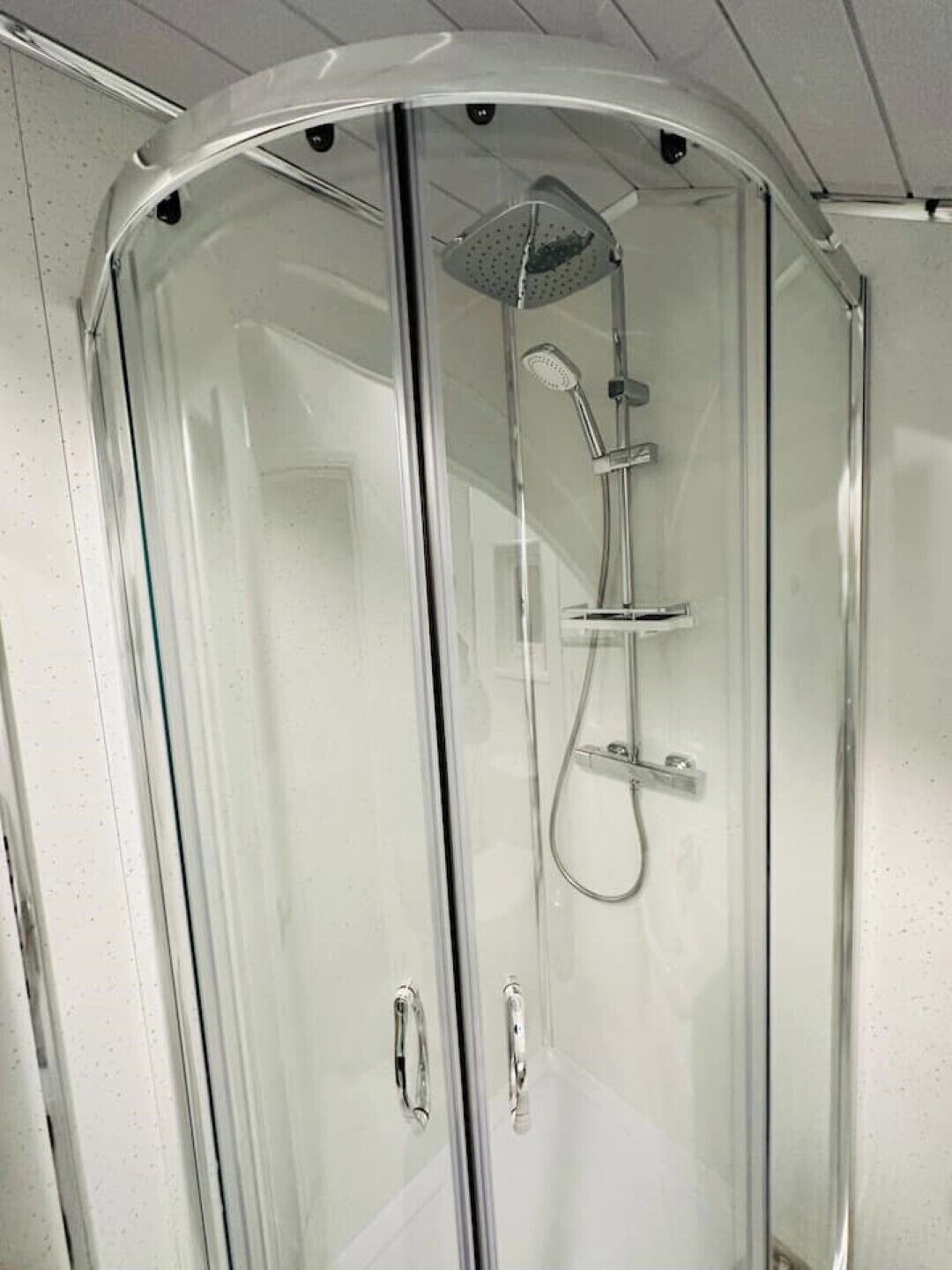 Haartrockner, Handtücher, Seife, Toilettenpapier