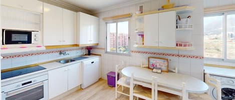 Frigorífico, microondas, horno y lavavajillas