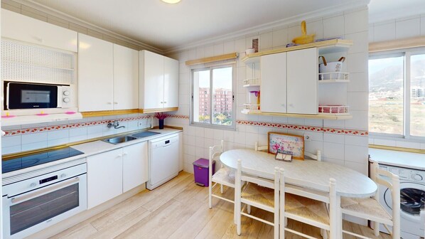 Frigorifero, microonde, forno, lavastoviglie