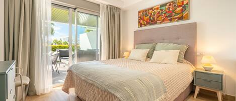 Planxa i posts de planxar, wifi gratuïta i roba de llit