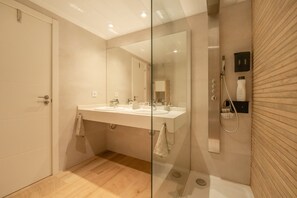 Dusche, Haartrockner, Handtücher