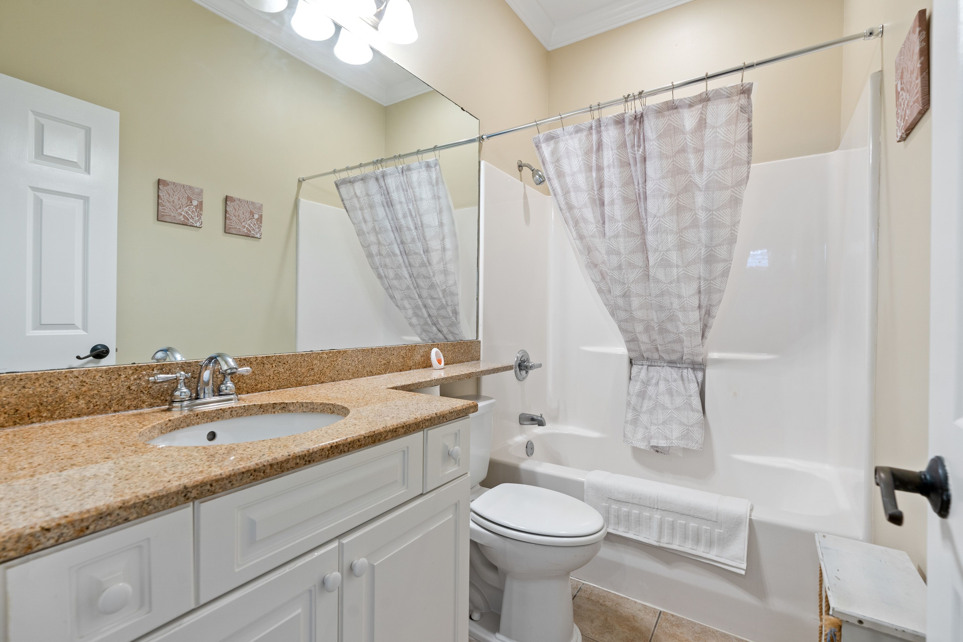 Un baño con lavabo, inodoro y bañera.