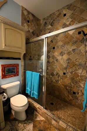 Dusche, Haartrockner, Handtücher, Seife